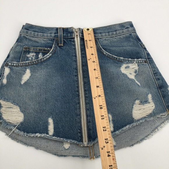 Carmar Denim Beatrice Adige Zip Front Skirt Size 26 Blue Distressed Mini S - Picture 8 of 8